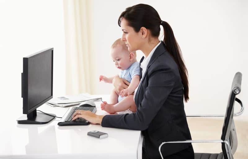 העובדת חזרה מיד לעבוד אחרי התפטרותה בטיפול בתינוק....  נפסק שהיא זכאית לפיצוים...!!!