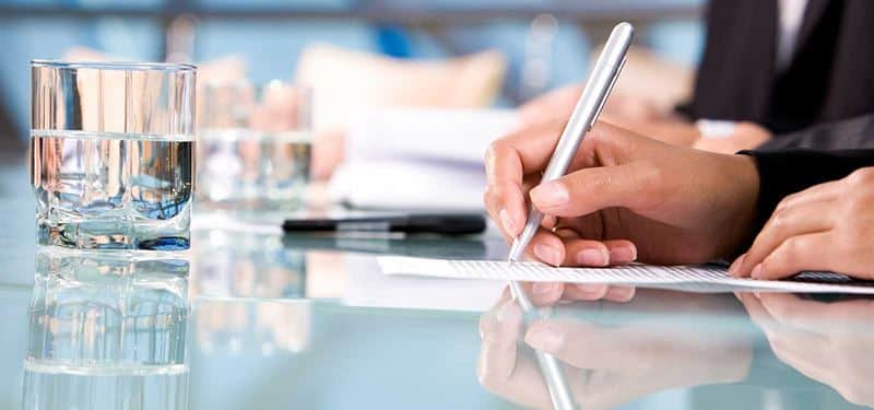 העניק לעובדת מכתב פיטורים... לטובת דמי אבטלה, ו....חויב בפיצויי פיטורים !!!