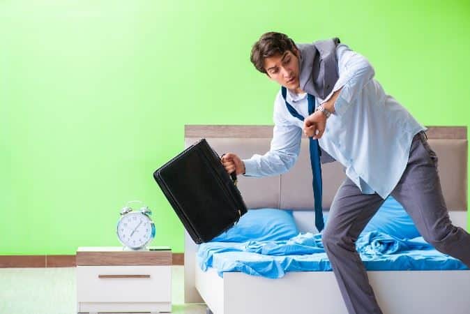 איחרת לעבודה  ?    האם מותר לקנוס עובד במשכורת ?