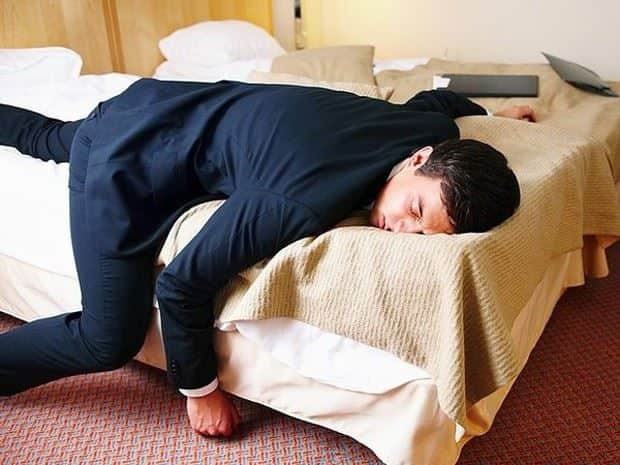 אסור להעסיק עובד יותר מ-12... שעות ביום אחד   או 15 שעות נוספות בשבוע !!!