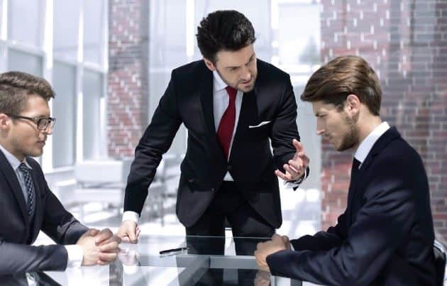 אמר לעובד שהגיע באיחור 