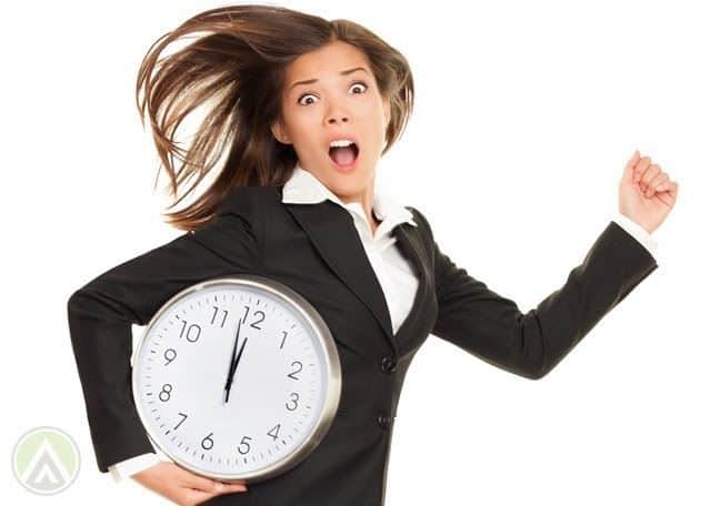 האם מותר לקנוס עובד במשכורת כי איחר לעבודה ?   תשובה..... ממש לא....!!!