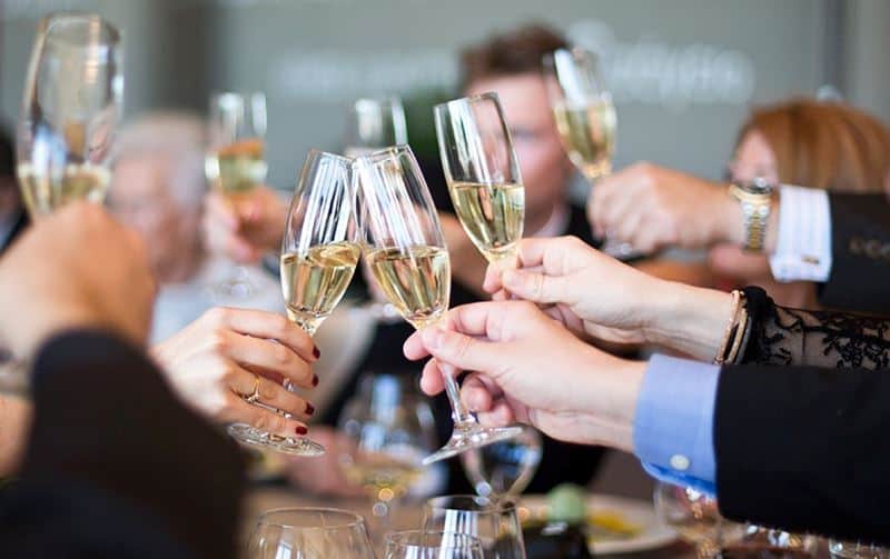 מזמנים להרמת כוסית בעבודה ? האם מעסיק צריך לשלם נסיעות ושכר ?