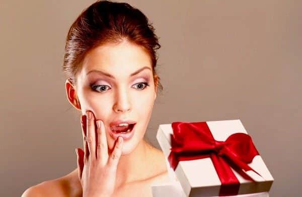 האם המעביד חייב... לתת לעובדיו שי.... לחג ?