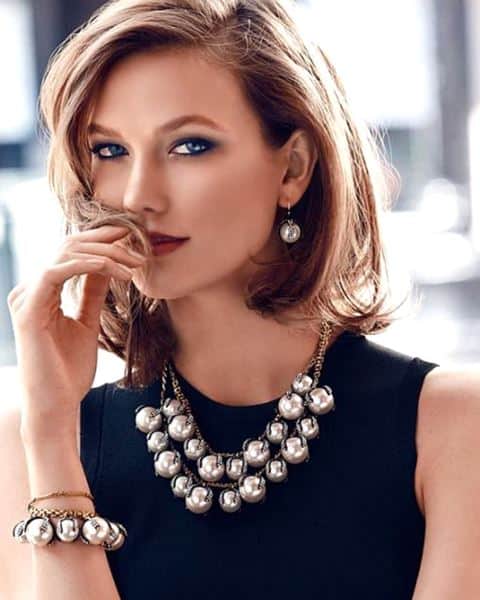 איך קובעים מהו התשלום עבור יום חופש לעובד ששכרו כולל עמלות ופרמיות ?