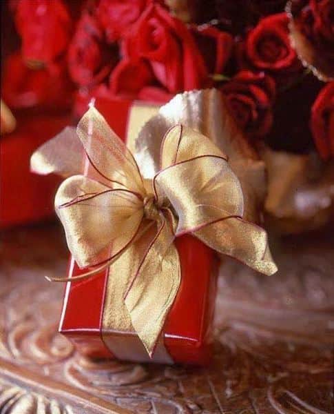 מתנות לחגים: שי כספי, תלוש קנייה או מתנה מוחשית – מה אומר החוק ולמי חייבים לתת