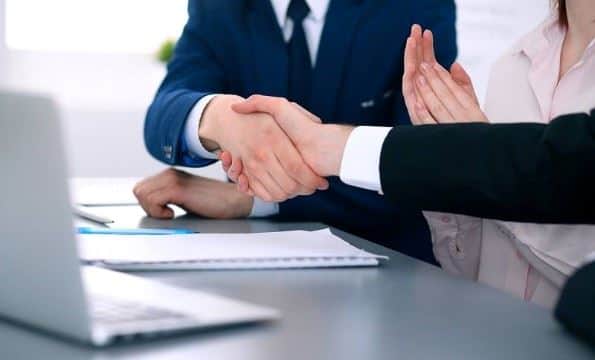 המעסיק יפצה בכ-50,000 שקל ,    בשל ביטול העסקת מועמדת לפני תחילת עבודתה