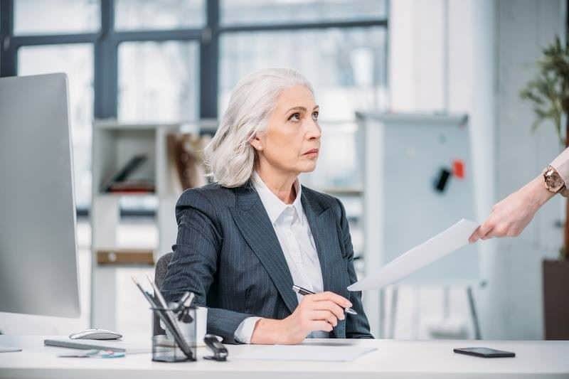 פיצוי בגובה 6 משכורות לעובדת מבוגרת שפוטרה