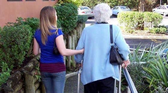 עובד סיעוד ?    אושרה ייצוגית: שכר עובדי הסיעוד 