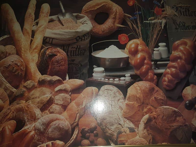 עובד מאפיה , לפי צו הרחבה אתה זכאי ל9 ימי חג בפסח אבל אתה עובד הכי קשה יום לפני ויום אחרי !!!! בדוק זכויות שלך